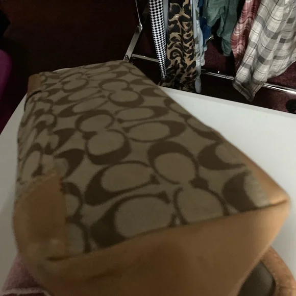 Coach Signature Shoulder Bag EXCELLENT CONDITION - Picture 4 of 10